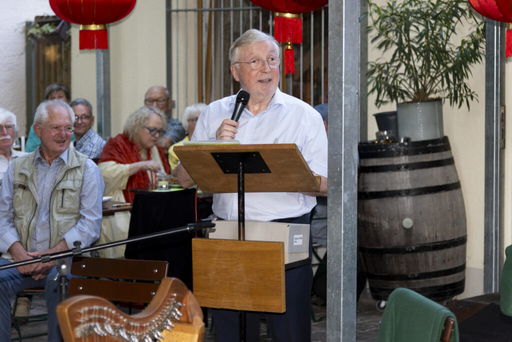 Ein Redner spricht am Pult bei der Präsentation des 15. Vitusbach.